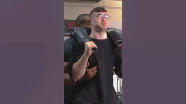 Sus MUÑECAS son MÁS fuertes que sus PIERNAS 😂